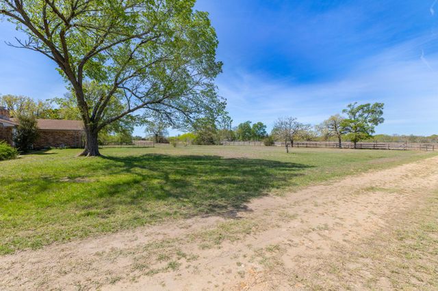 212 Halstedt RD, La Grange, TX 78945