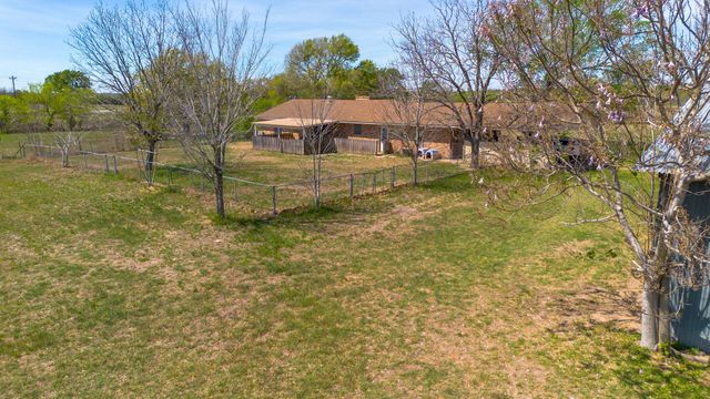 212 Halstedt RD, La Grange, TX 78945