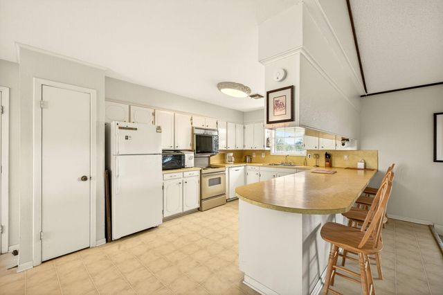 212 Halstedt RD, La Grange, TX 78945