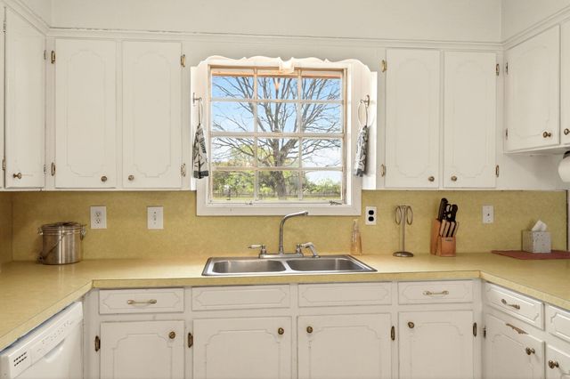 212 Halstedt RD, La Grange, TX 78945