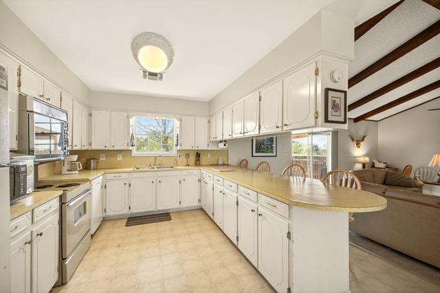 212 Halstedt RD, La Grange, TX 78945