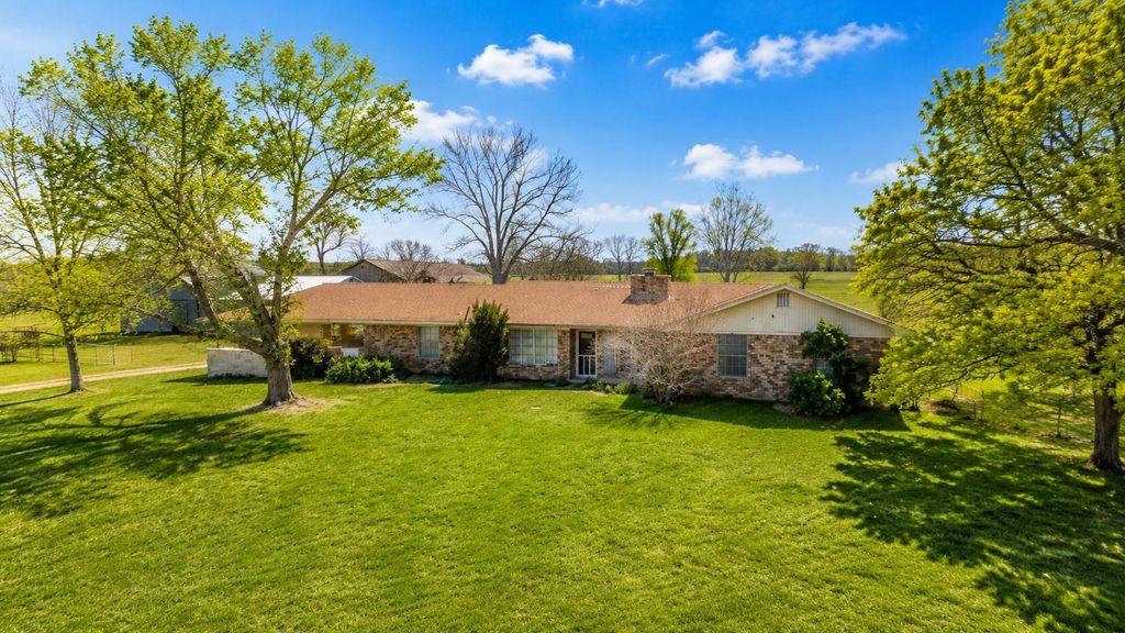 212 Halstedt RD, La Grange, TX 78945
