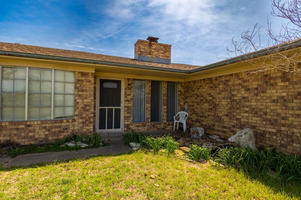 212 Halstedt RD, La Grange, TX 78945