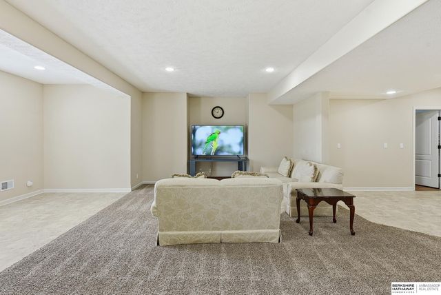19625 Adams Street, Omaha, NE 68135