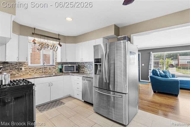 30250 Longfellow Avenue, Madison Heights, MI 48071