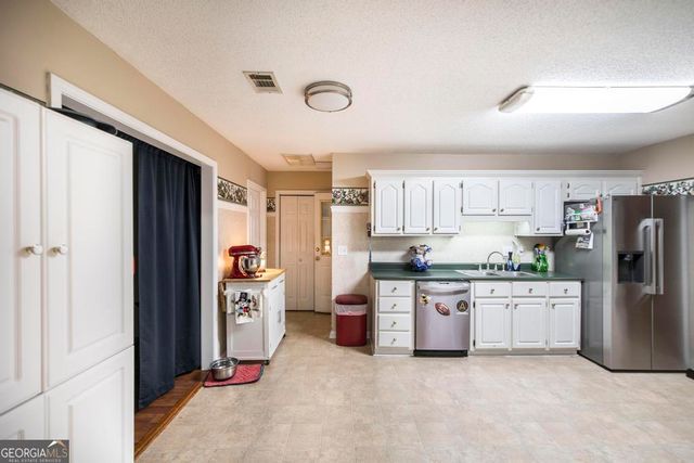1828 Houston Lake Road, Kathleen, GA 31047