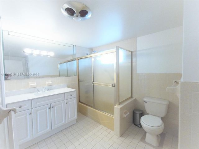 450 GOLDEN ISLES DR 3C, Hallandale Beach, FL 33009