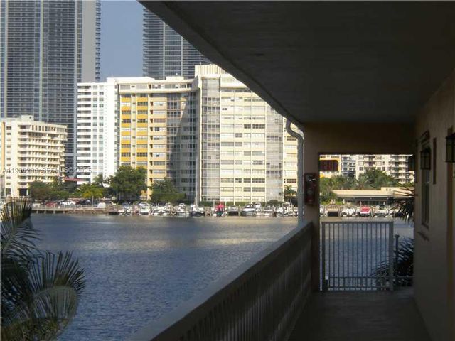 450 GOLDEN ISLES DR 3C, Hallandale Beach, FL 33009