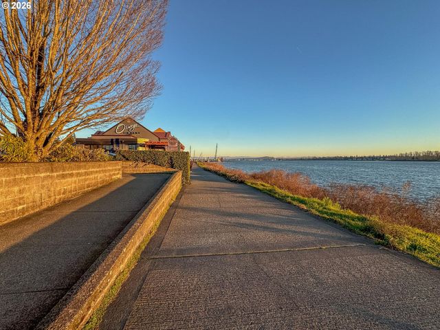 758 Se FAIRWINDS Loop, Vancouver, WA 98661