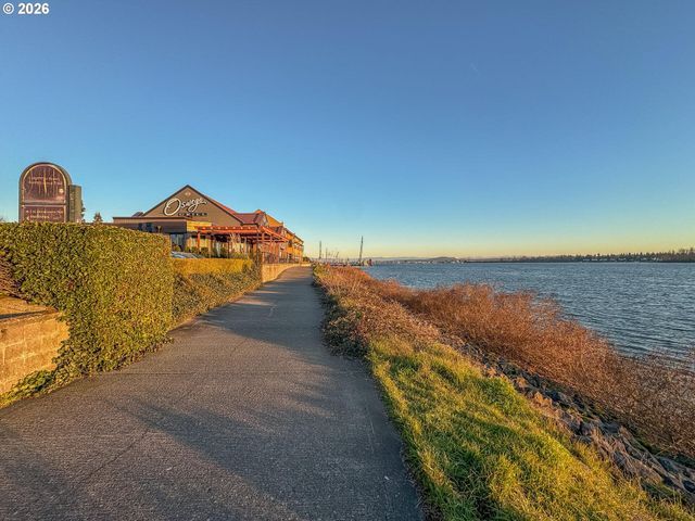758 Se FAIRWINDS Loop, Vancouver, WA 98661