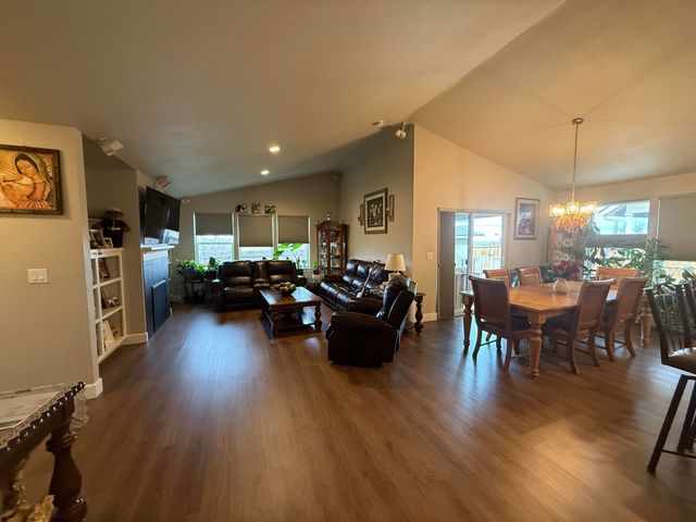 1779 NE 3rd Street NE, Redmond, OR 97756