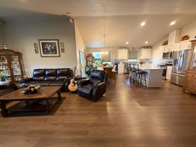 1779 NE 3rd Street NE, Redmond, OR 97756