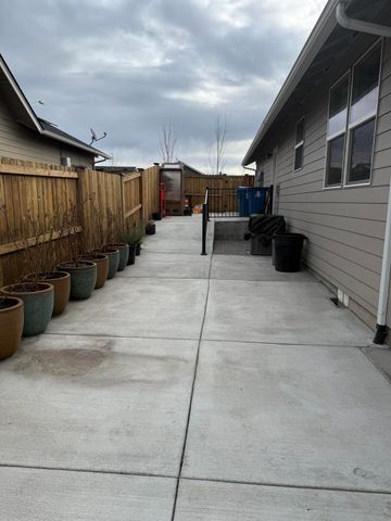 1779 NE 3rd Street NE, Redmond, OR 97756