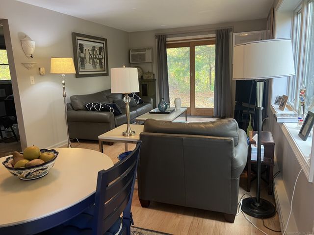 20 Comstock Avenue APT 3D, Essex, CT 06442