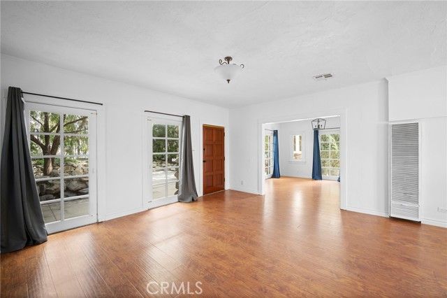 2526 Foothill Boulevard, La Crescenta, CA 91214