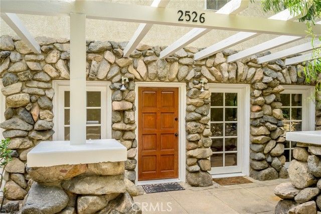 2526 Foothill Boulevard, La Crescenta, CA 91214