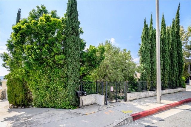 2526 Foothill Boulevard, La Crescenta, CA 91214