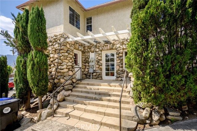 2526 Foothill Boulevard, La Crescenta, CA 91214