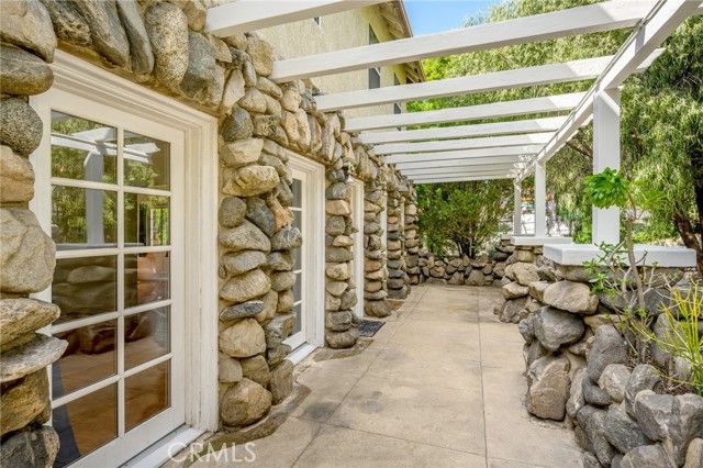 2526 Foothill Boulevard, La Crescenta, CA 91214