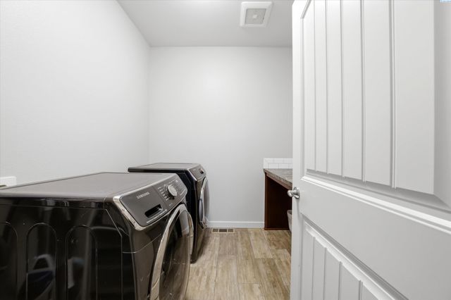 6729 Sandy Ridge Rd, Pasco, WA 99301