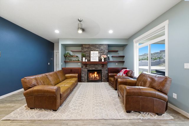 6729 Sandy Ridge Rd, Pasco, WA 99301