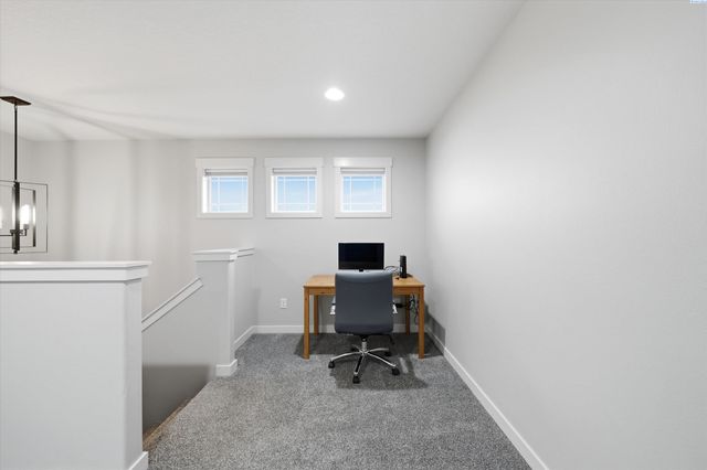 6729 Sandy Ridge Rd, Pasco, WA 99301