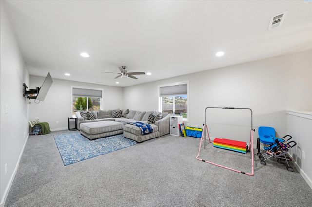 6729 Sandy Ridge Rd, Pasco, WA 99301