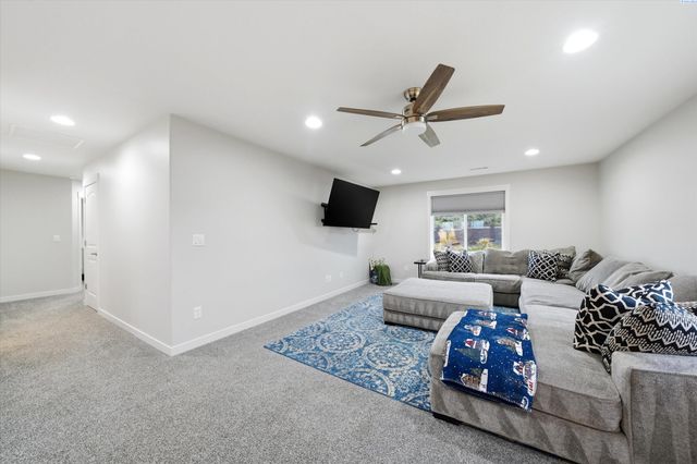 6729 Sandy Ridge Rd, Pasco, WA 99301