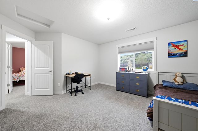 6729 Sandy Ridge Rd, Pasco, WA 99301