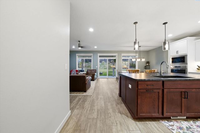 6729 Sandy Ridge Rd, Pasco, WA 99301