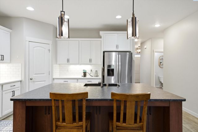 6729 Sandy Ridge Rd, Pasco, WA 99301