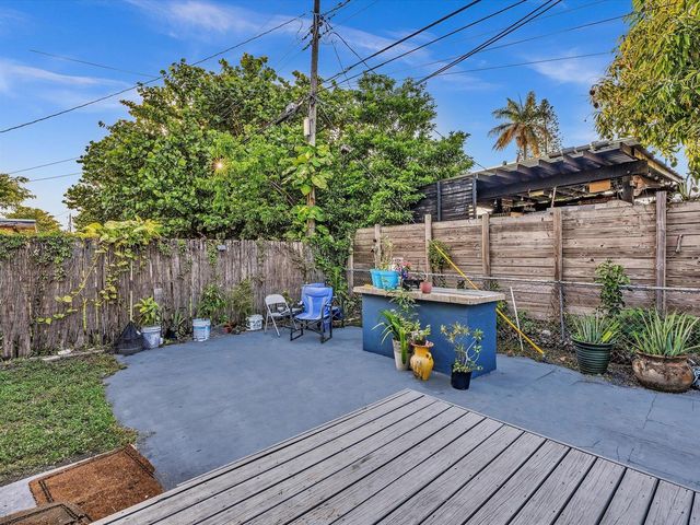 700 SW 5th Court, Hallandale Beach, FL 33009