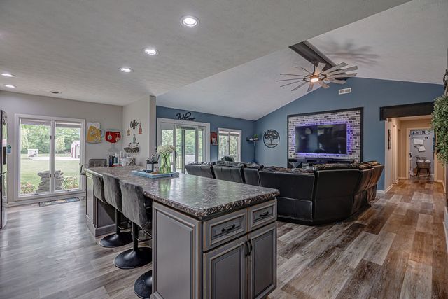137 S Waynesville Road, Oregonia, OH 45054