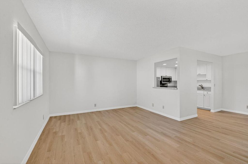 Image 5 of property listing at 51 Flanders B, Delray Beach, FL 33484