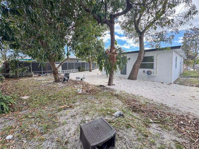 5615 SW 40th St, West Park, FL 33023