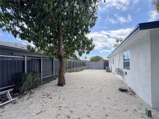 5615 SW 40th St, West Park, FL 33023