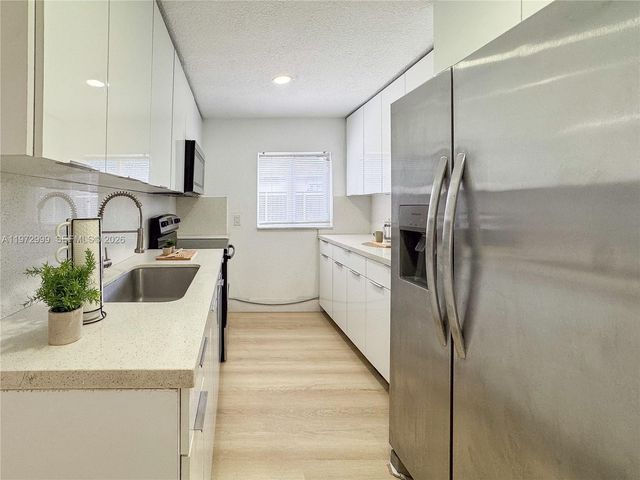 5615 SW 40th St, West Park, FL 33023