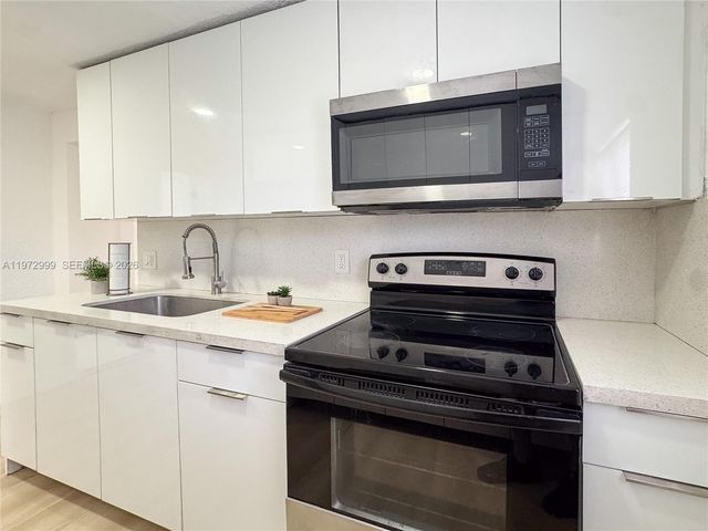 5615 SW 40th St, West Park, FL 33023