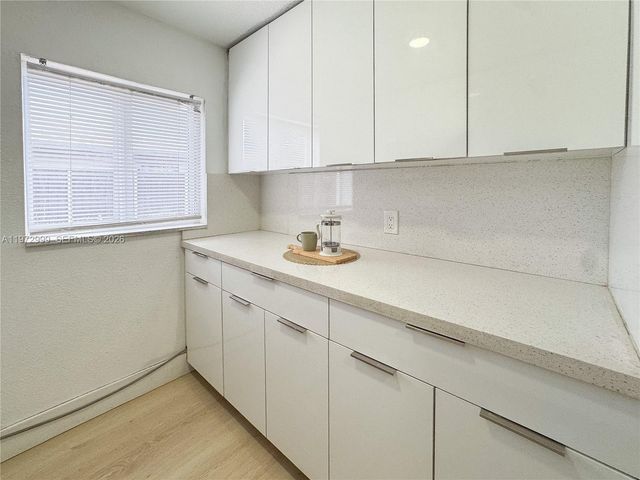 5615 SW 40th St, West Park, FL 33023