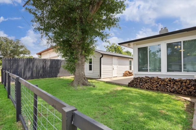 711 S Tesch Street, Bellville, TX 77418