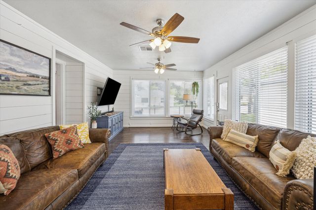 711 S Tesch Street, Bellville, TX 77418