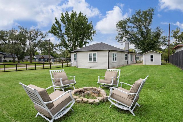 711 S Tesch Street, Bellville, TX 77418