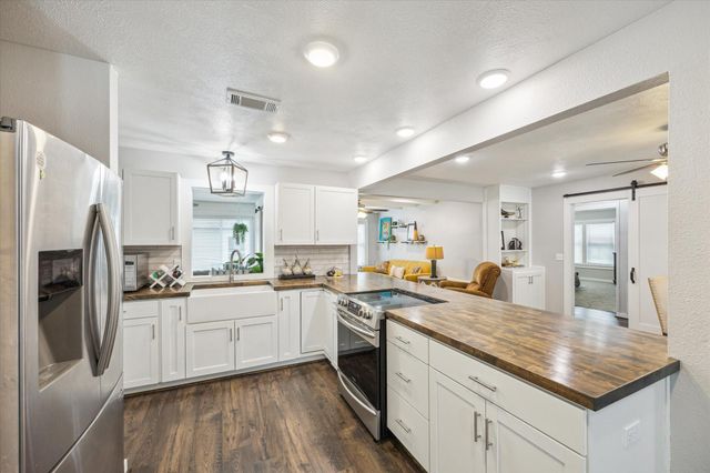 711 S Tesch Street, Bellville, TX 77418