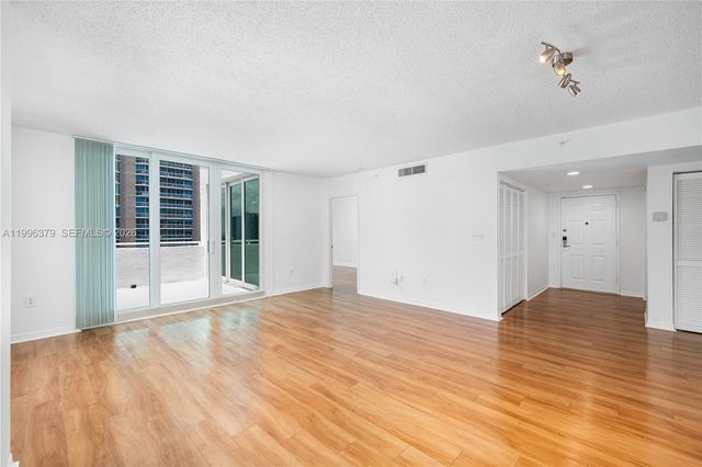 1111 Brickell Bay Dr 211, Miami, FL 33131