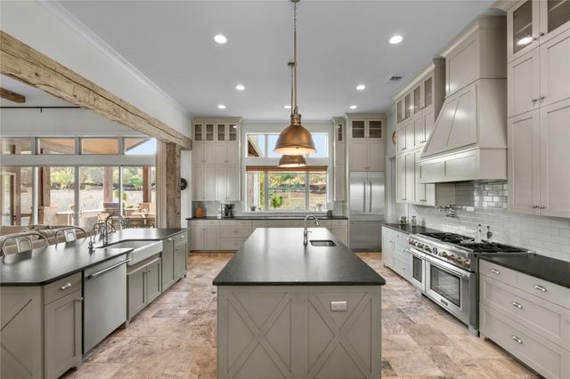 1043 Twin River River, Canyon Lake, TX 78133