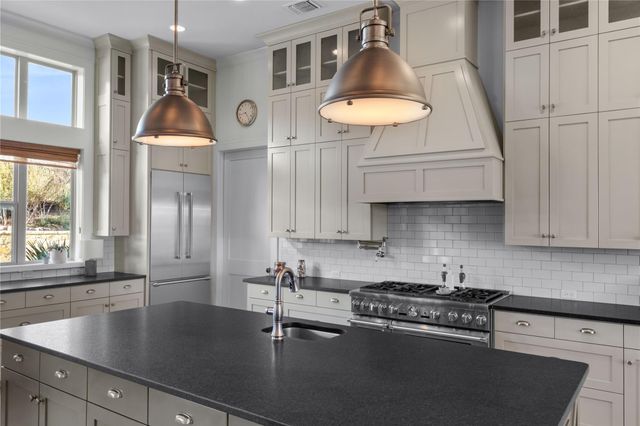 1043 Twin River River, Canyon Lake, TX 78133