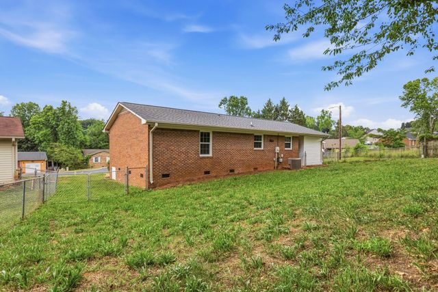 154 Glassy Dr, Inman, SC 29349