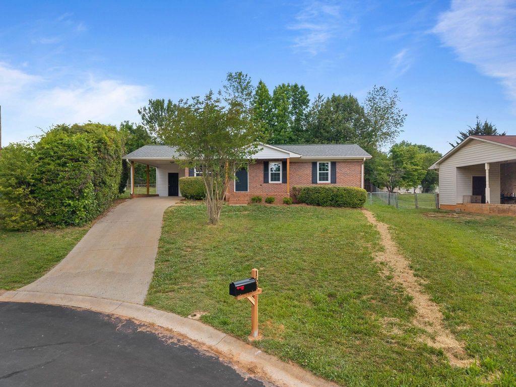 154 Glassy Dr, Inman, SC 29349