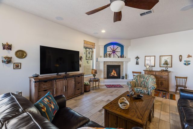 9231 Falls Creek Trail NW, Albuquerque, NM 87120