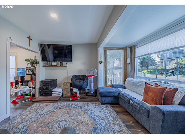 1541 UNION Ave, North Bend, OR 97459